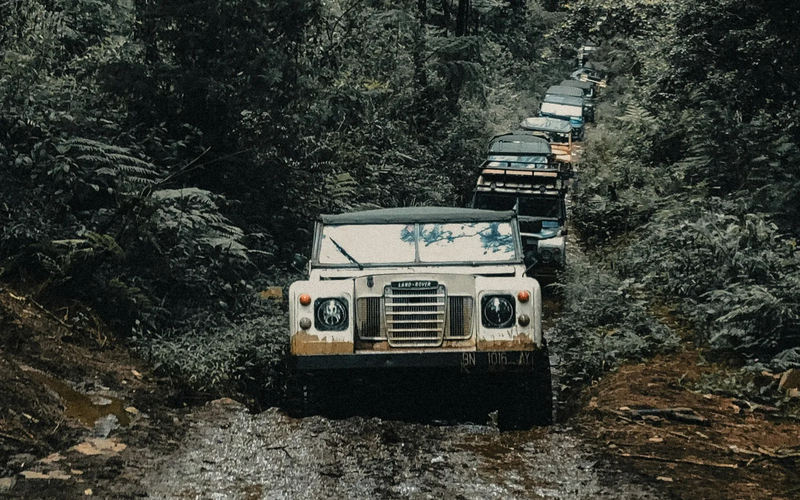 Ilustrasi rute offroad yang perlu dibaca dari kendaraan, cuaca, kondisi jalan, dan kesiapan peserta.