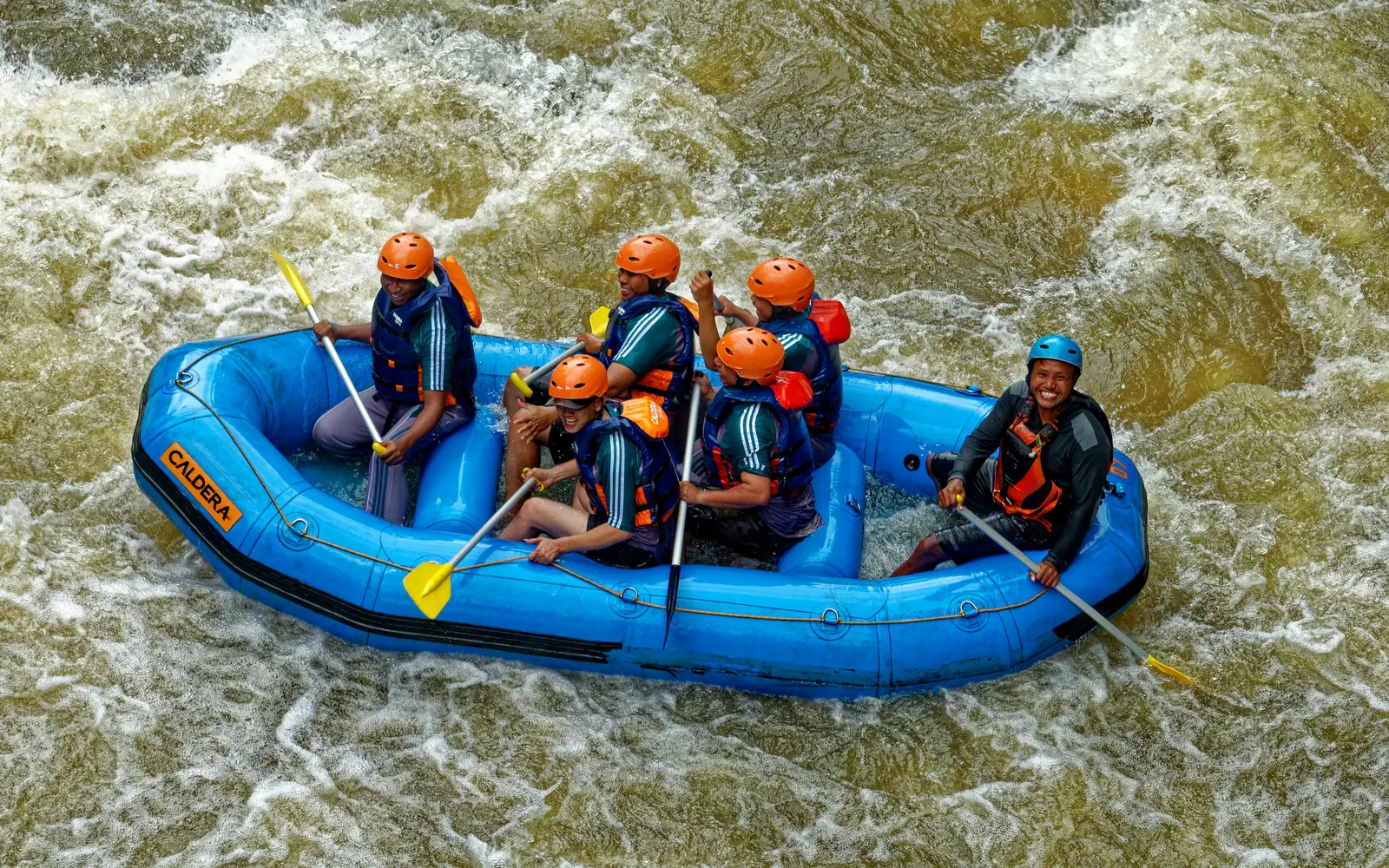 Destination and adventure works dengan pembacaan lokasi, rute aktivitas, cuaca, perlengkapan, guide, dan safety briefing.