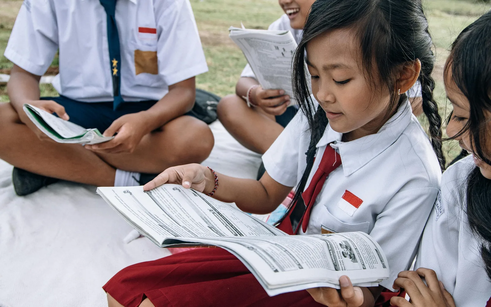 Diskusi kelompok dalam team building untuk melatih komunikasi dan koordinasi peserta
