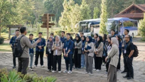 Rombongan sekolah dan kampus mengikuti briefing program outbound dan educational trip di lokasi outdoor edukatif.