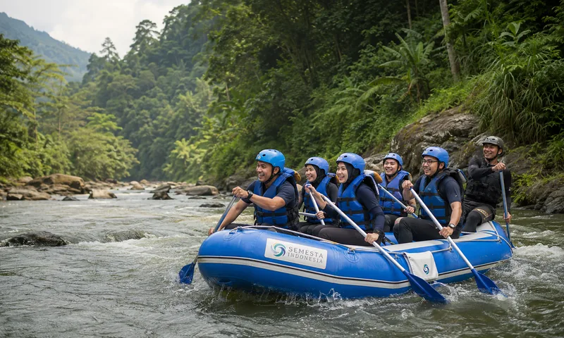 Peserta outing perusahaan mengikuti rafting di sungai kawasan Bogor dan Puncak bersama river guide Semesta Indonesia.