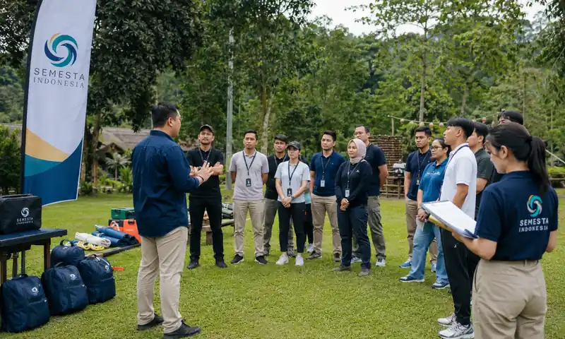Safety briefing outbound Bogor oleh fasilitator Semesta Indonesia sebelum kegiatan team building perusahaan.