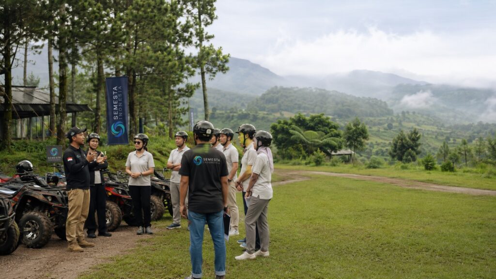 Peserta perusahaan mengikuti safety briefing ATV di Puncak Bogor bersama operator dan fasilitator Semesta Indonesia.