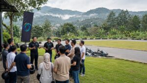 Peserta perusahaan mengikuti briefing aktivitas gocart di Puncak bersama fasilitator Semesta Indonesia sebelum memasuki area lintasan.