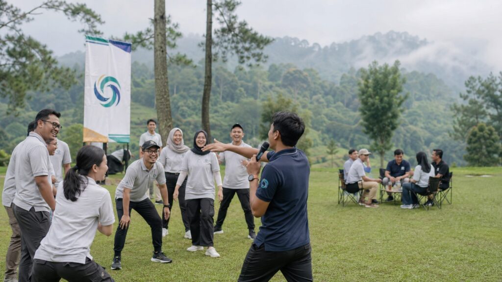 Peserta outing kantor mengikuti kegiatan outdoor santai di Puncak Bogor bersama fasilitator Semesta Indonesia dalam suasana pegunungan yang hijau.