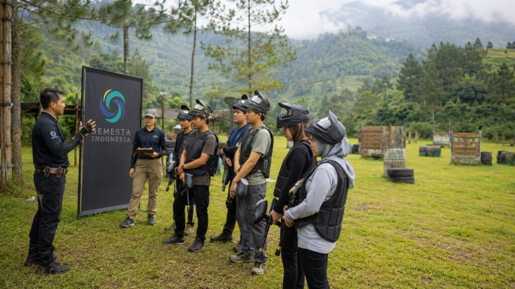 Peserta perusahaan mengikuti safety briefing paintball di Puncak Bogor bersama marshal dan fasilitator Semesta Indonesia.