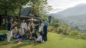 Keluarga karyawan mengikuti family gathering di Puncak Bogor bersama fasilitator Semesta Indonesia dalam suasana outdoor pegunungan.
